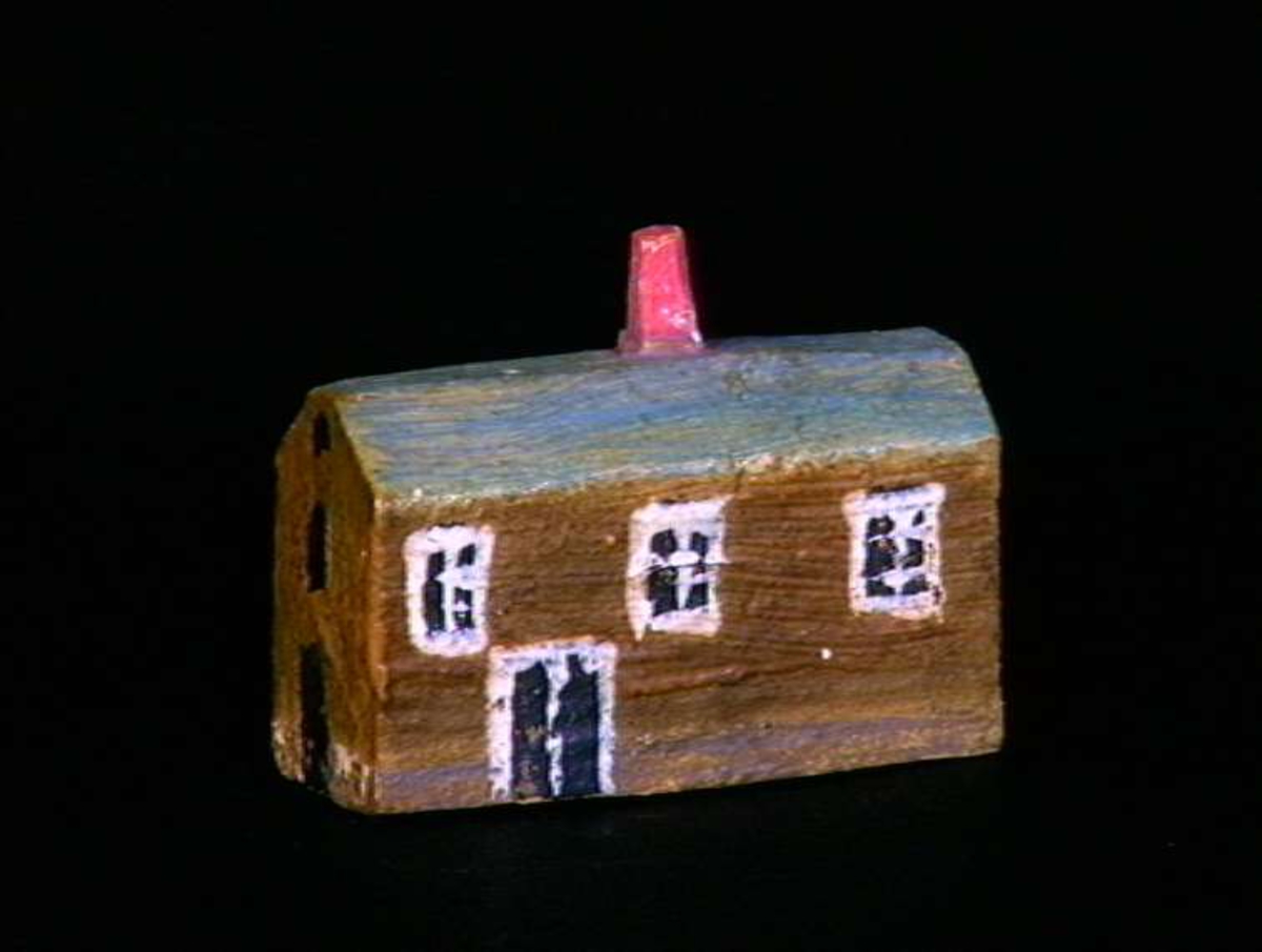 Sett med ca 200 leketøyhus laget av tre i forskjellige former og farger.