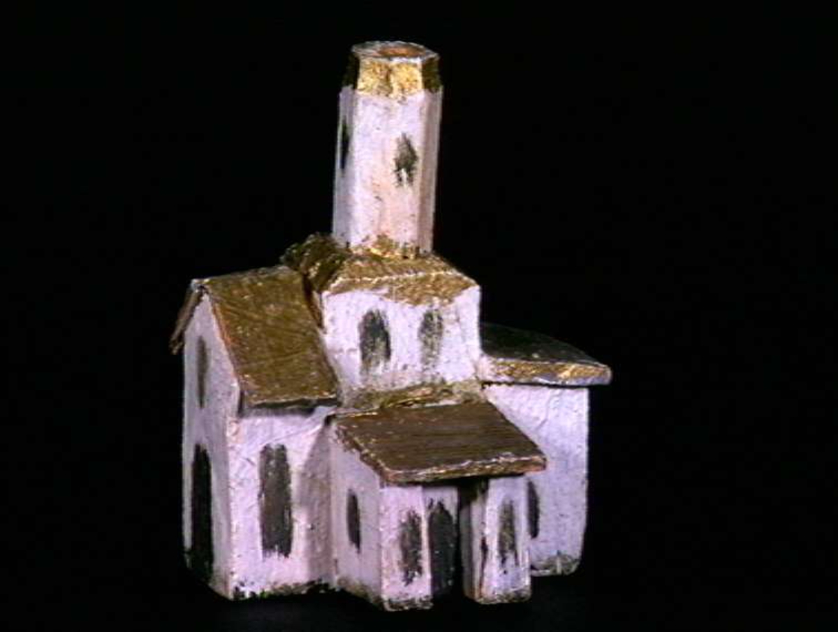 Sett med ca 200 leketøyhus laget av tre i forskjellige former og farger.