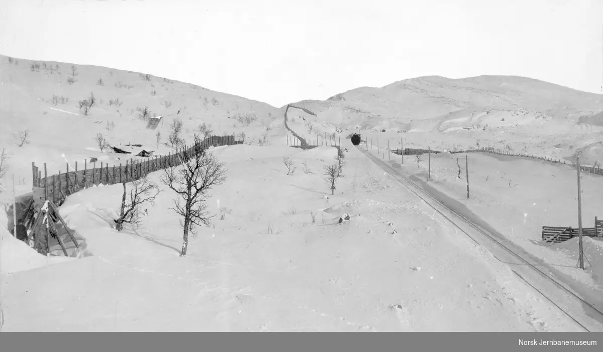 Snøskjermer ved km 36,46, hvor Bjørnfjell stasjon (gamle) senere ble anlagt