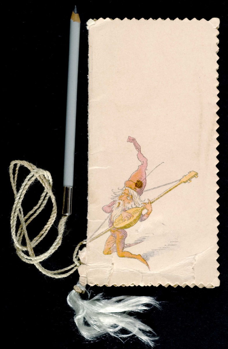 Ballkort fra 1903 med trykket motiv og danseliste inni. Snor med blyant er festet til kortet.