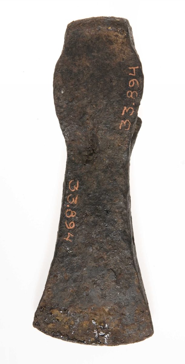 Asymmetrisk blad med kileformet tversnitt.
Stort stafthull
Skaft mangler