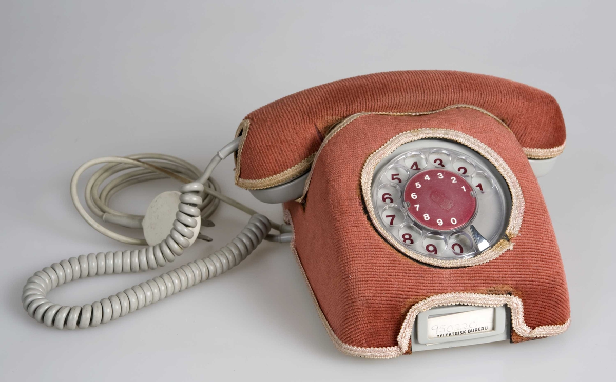 Lysegrå telefon med rosa cordfløyelstrekk