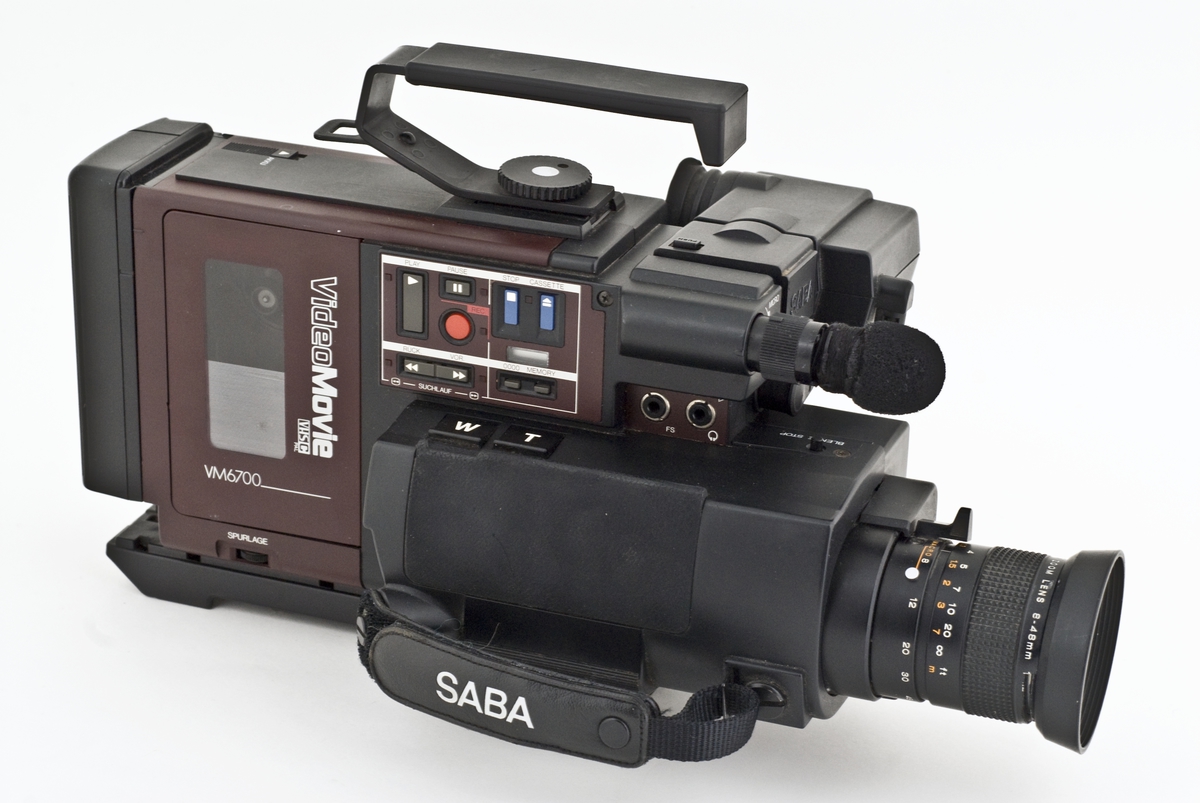 Videokamera med koffert, videokassett, lader og mappe med kvitteringer. 
