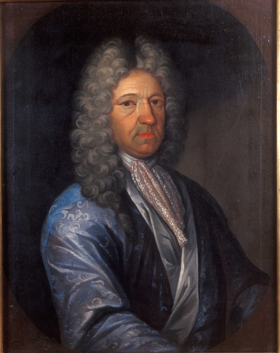 Brystportrett av mann med blå, kåpelignende frakk, kniplingstørkle om halsen og grå allongeparykk. Trolig Henrik Bertelsen Thaulow (1654-1717), sorenskriver i Moss.