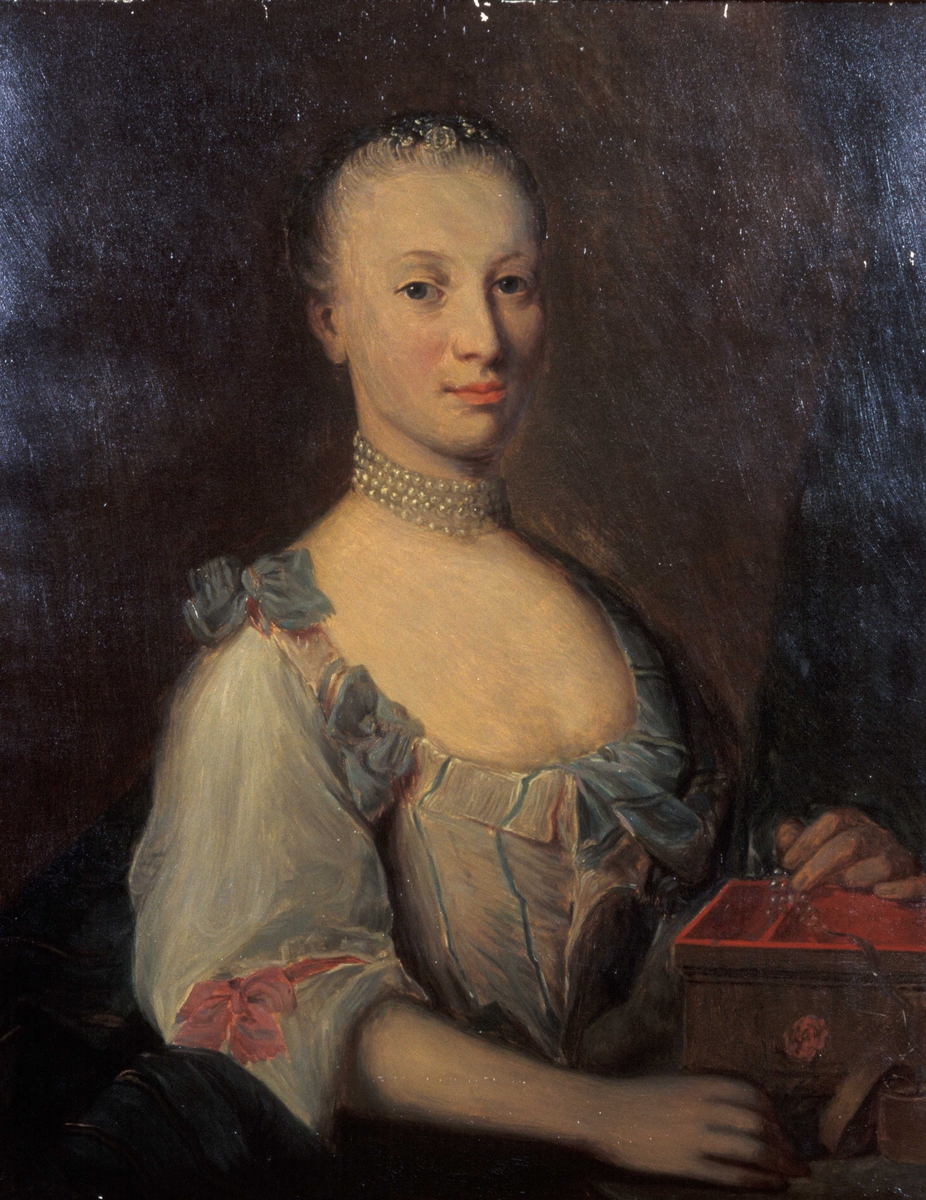 Kvinneportrett, halvfigur. Jacobine Chrystie (1746-1818) iført utringet, sløyfepyntet kjole og 4-raders perlehalsbånd. Tilbakestrøket hår.