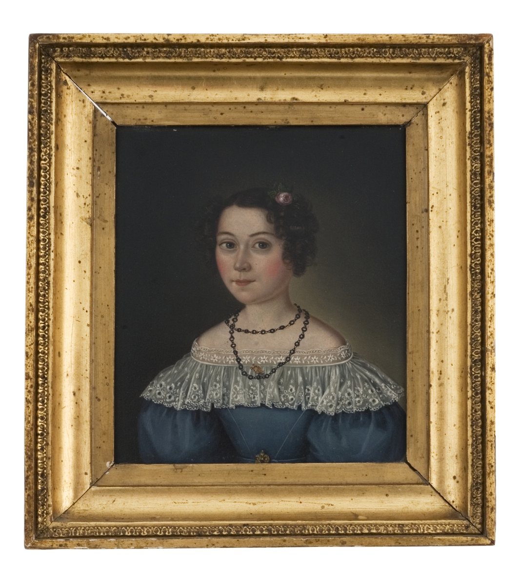 Jenteportrett, brystbilde. Fredrikke L. Vibe (1810-1843) i blå kjole med kniplingskantet utringning, kjede rundt halsen.
