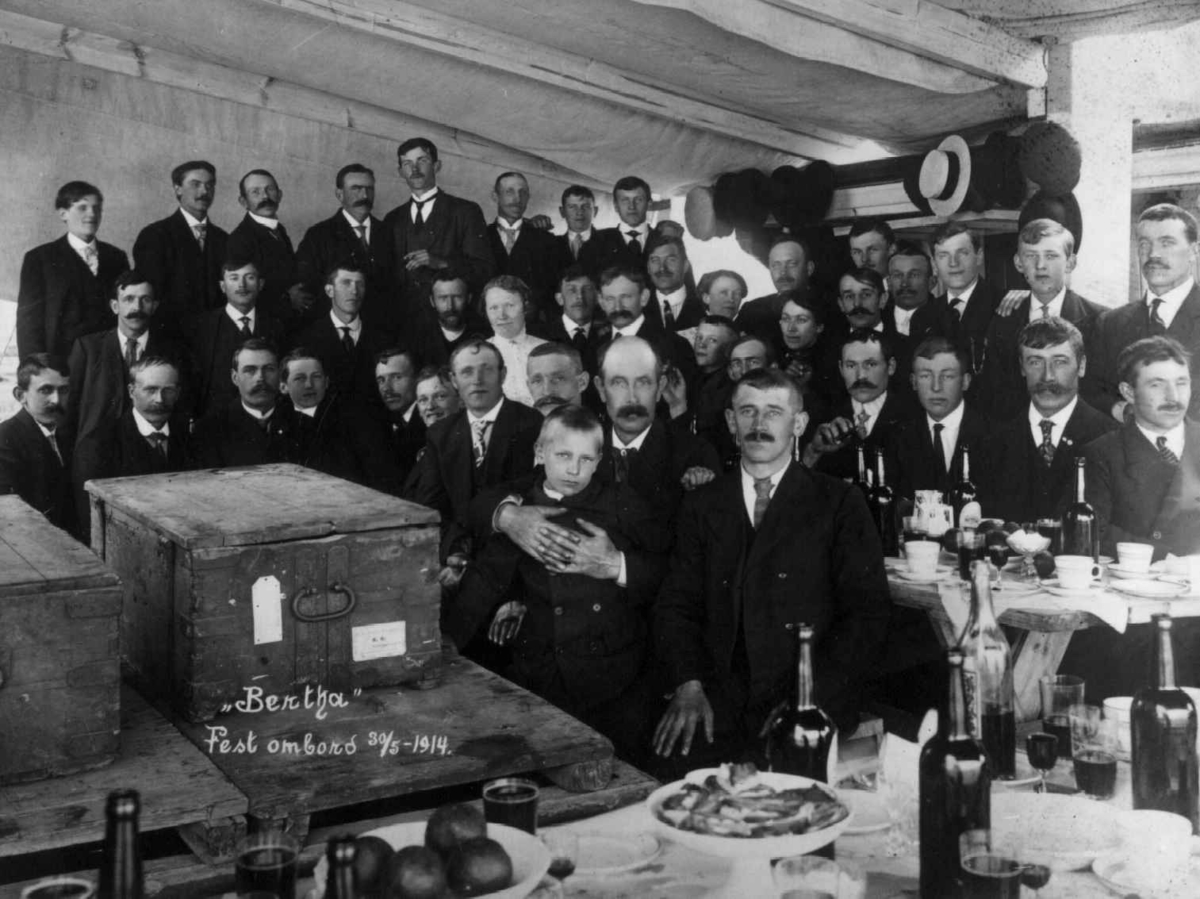 Fest,  Kristiansund, Møre og Romsdal, 1914. Festen ble holdt om bord på lekteren "Bertha", da de fire første pilarene var støpt under Nykaien,  