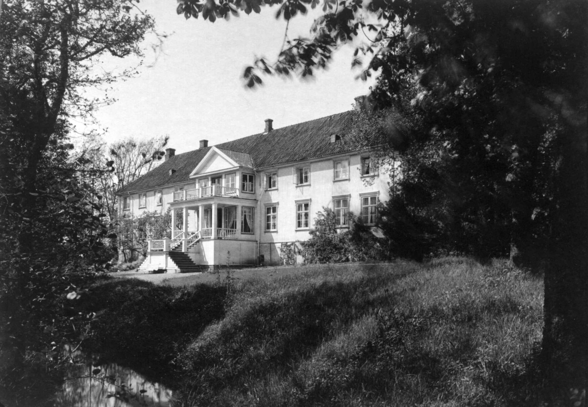 Ellinggård, Onsøy, Fredrikstad. Hovedbygningen sett fra hagen.