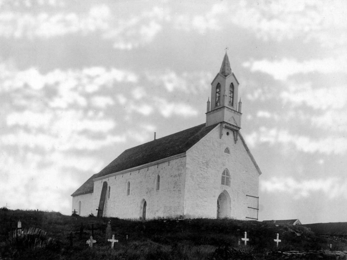 Olavskirken/Avaldsnes kirke på Avaldsnes fotografert før restaureringen i 1920 da steintårnet ble bygget opp igjen. Steinkirke med kirkegård.