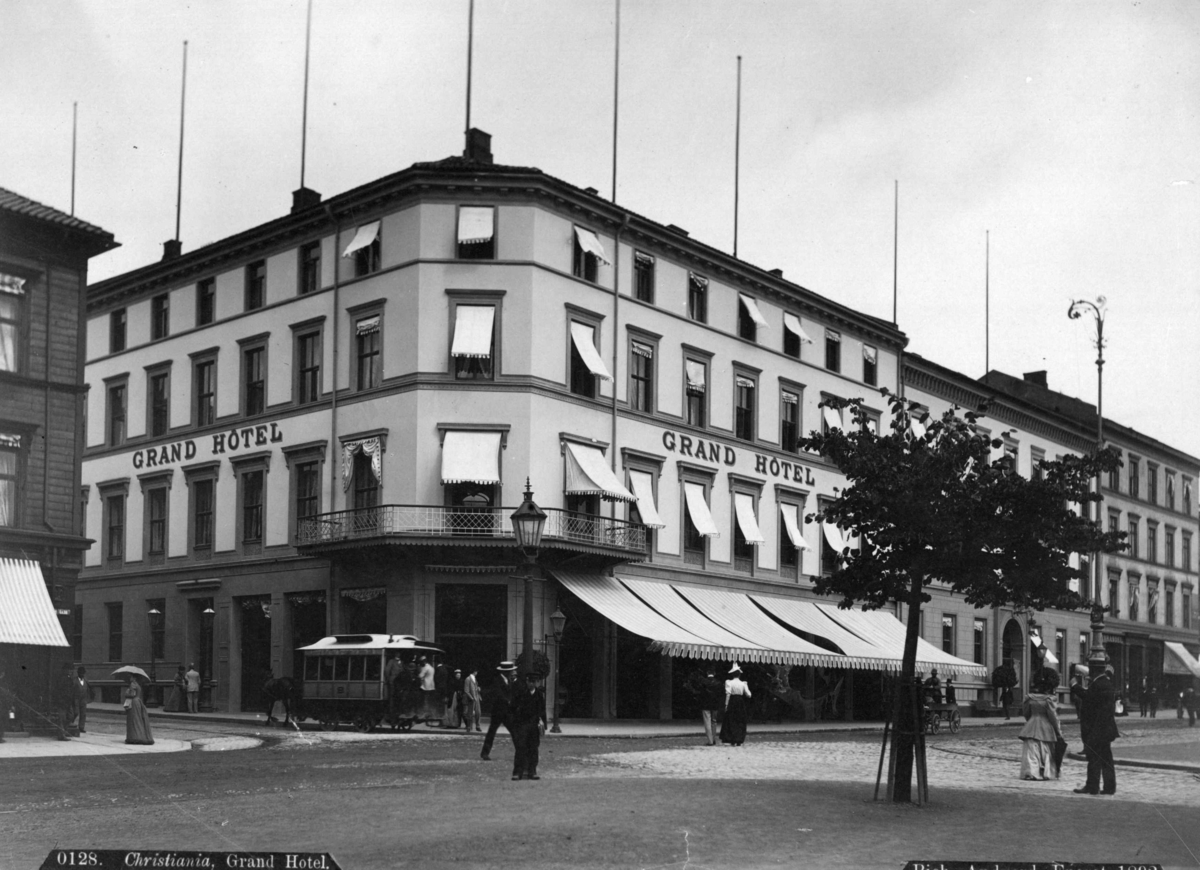 Grand Hotell, Karl Johans gate, Oslo. Hjørnet av Karl Johans gate
og Rosenkrantzgate. Gatebilde med hotellet og trikk.
