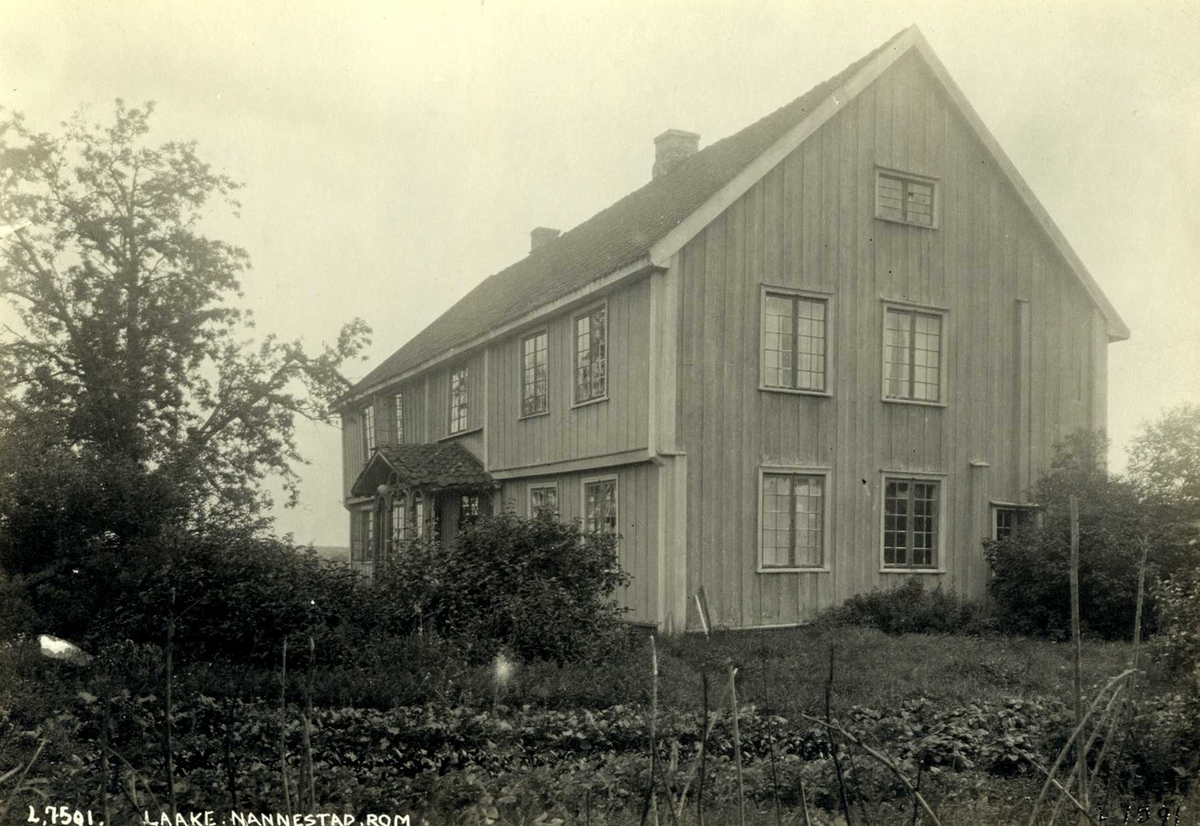 Låke, Nannestad, Øvre Romerike, Akershus. Stort våningshus sett fra kjøkkenhage/åker.