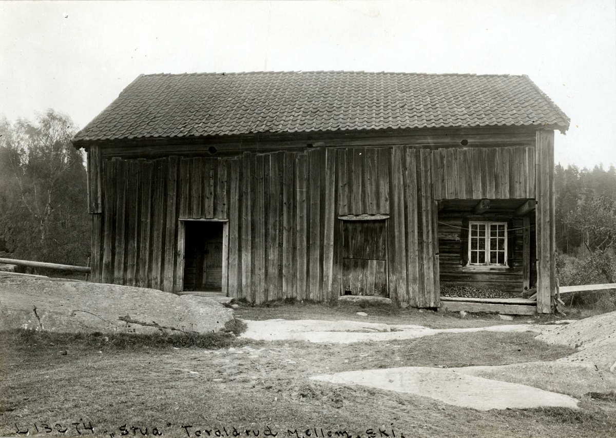 Bebyggelse på Taraldrud i Ski i Akershus, fotografert før 1929. "Stua" mot gårdsplassen.