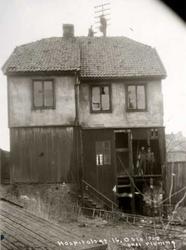 Hospitalgata 16, Oslo 1929. Hus under riving, to menn står i