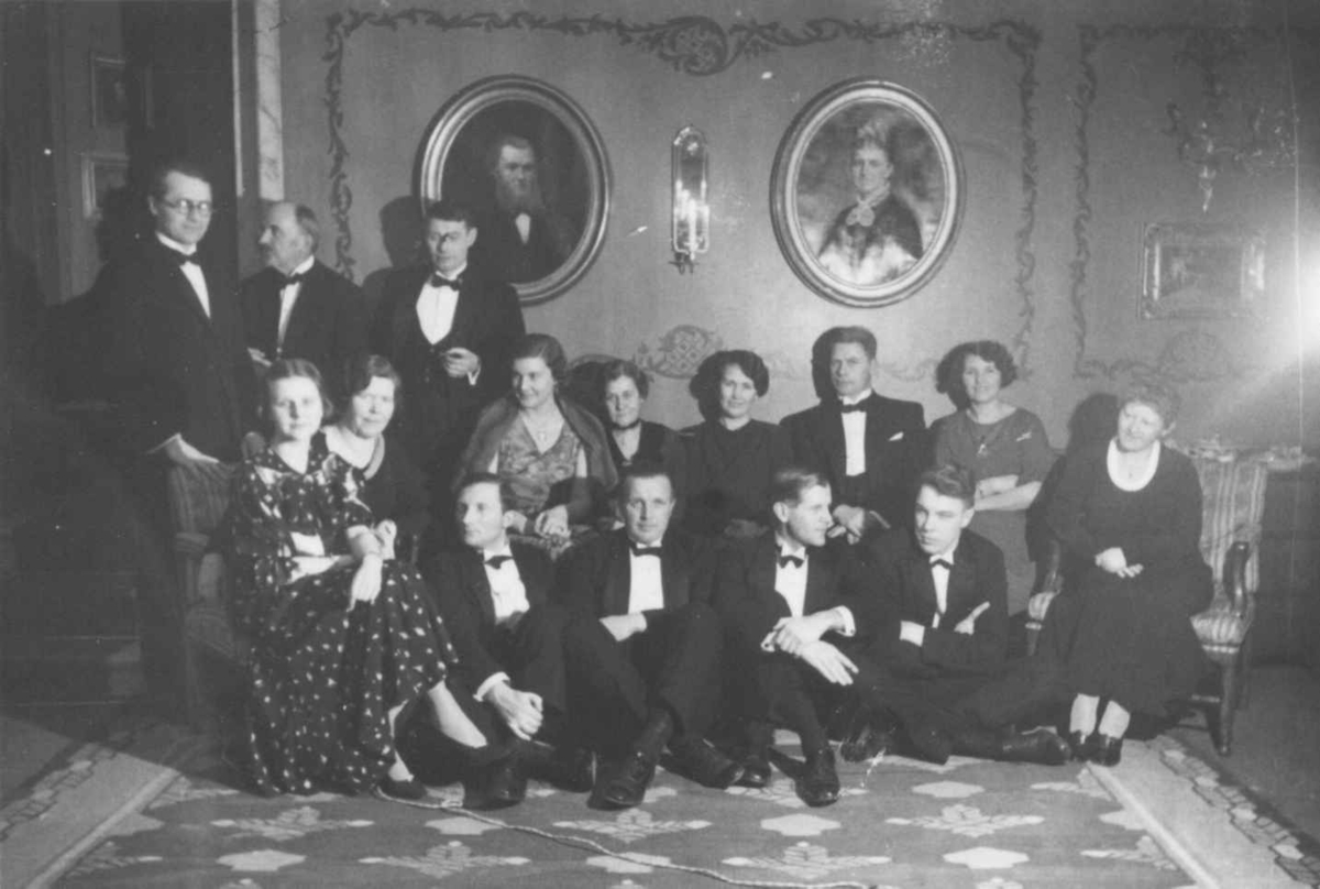 Ansatte på Norsk Folkemuseum i selskap hos Direktør Hans Aall i januar 1935.Selskapet ble holdt for frk. Lindholm i Direktørboligen, bygning nr. 241, Terningbekken.
