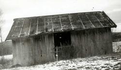 Kvislerbråten, Sør-Odal, Hedmark 1942. Låve under riving, se