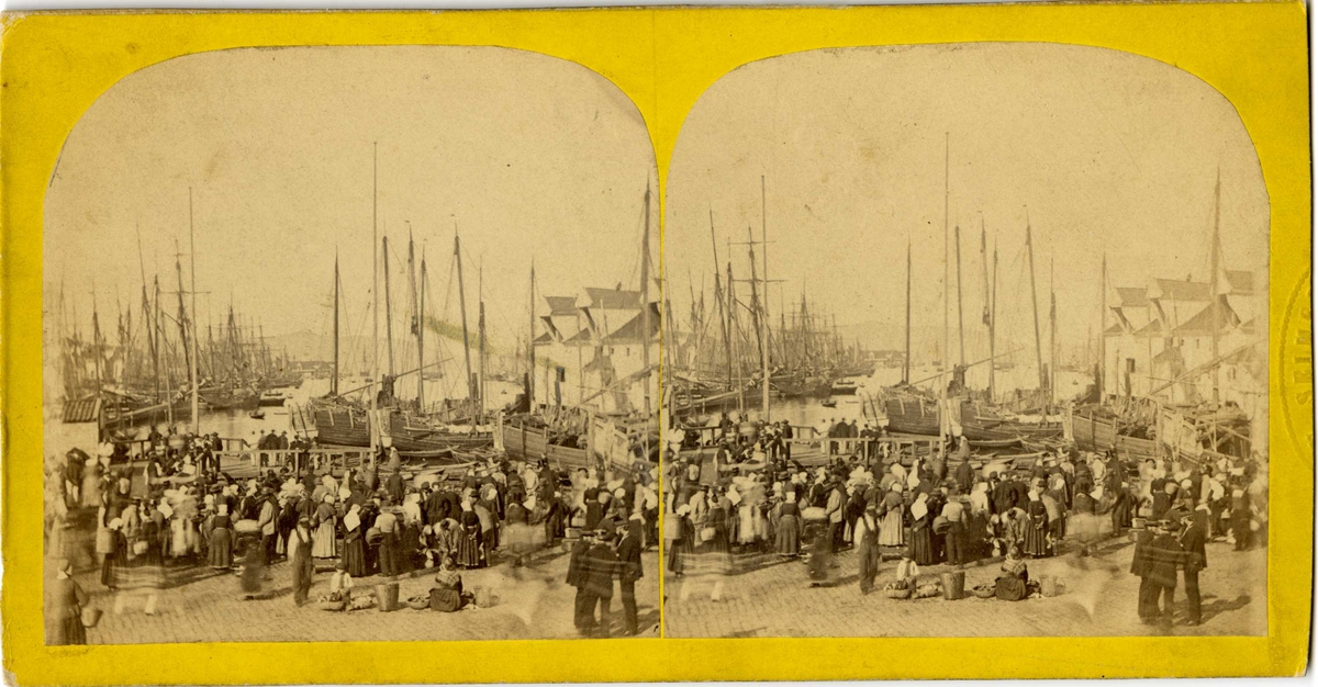 Stereoskopi. Folk på fisketorget i Bergen, Hordaland, sett i retning Vågen, før 1870.
