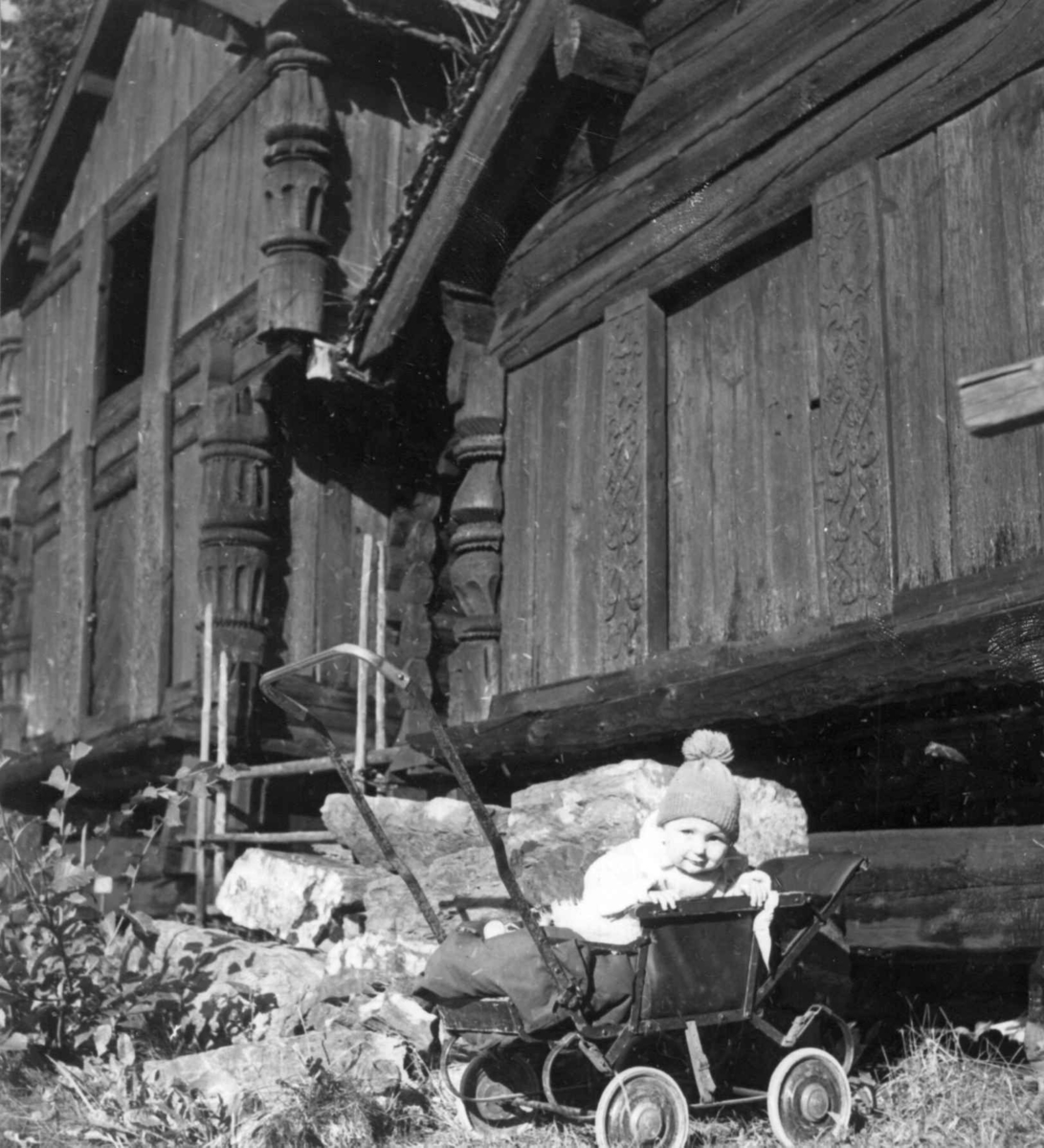 Småbarn ved Rofshusloftene på Norsk folkemuseum. Fotografert for tidsskriftet "Aktuell" i 1946.