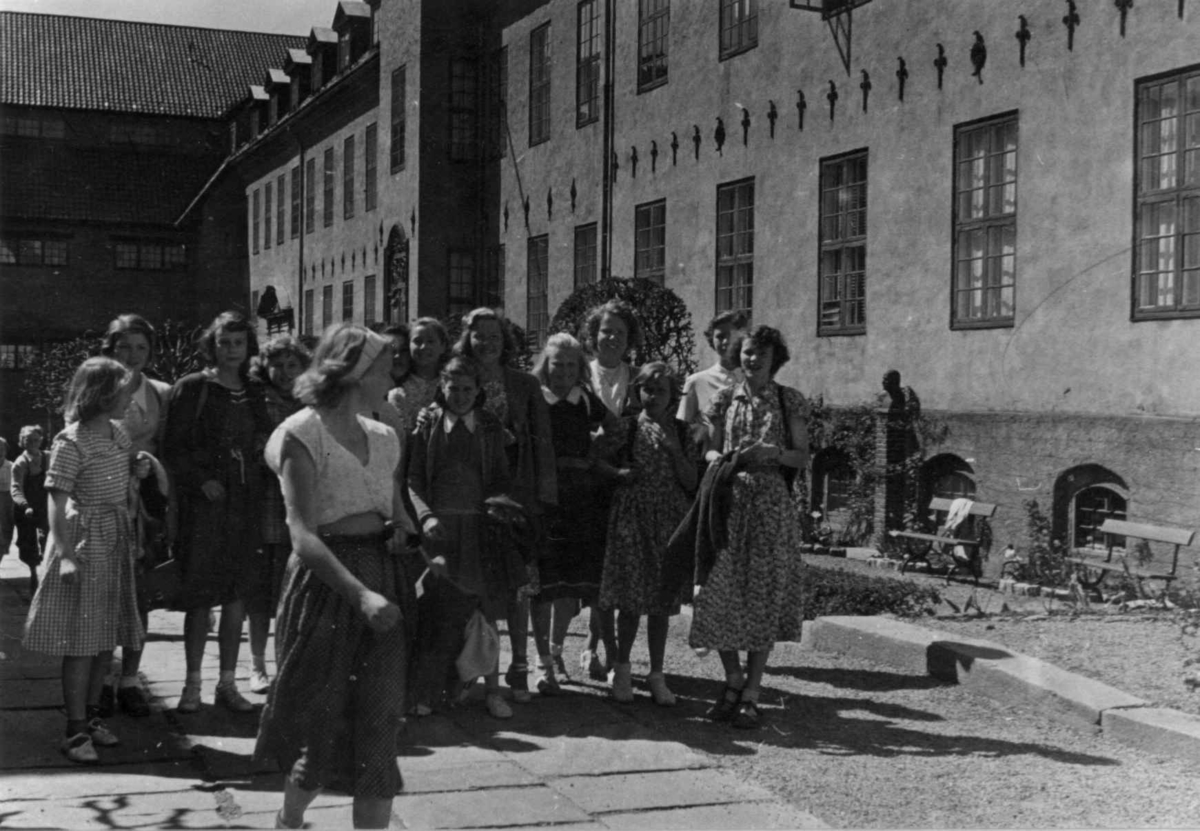 Skoleelever ved inngangspartiet til Norsk folkemuseum, 1951.