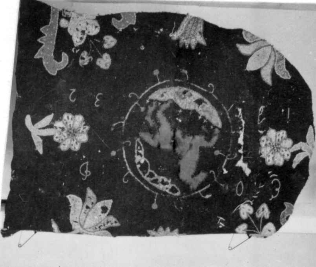 Hyndetrekk, putevar, med applikasjoner i silke, fra 1793. Antagelig Hedmark.