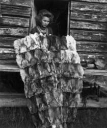 Teppe av sammensydde skalleskinn av reinsdyr. Abraure 1948.