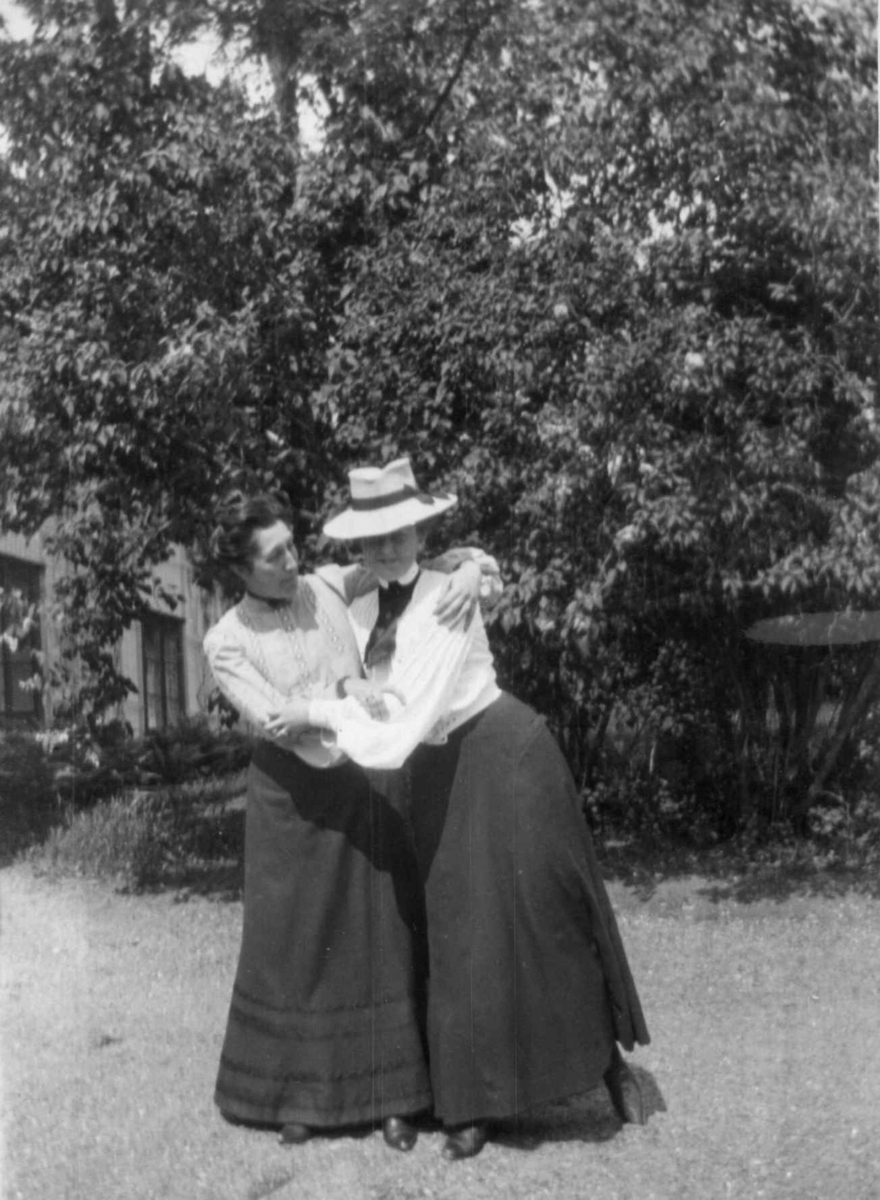 Dobbeltportrett, Løkenes, Asker, ant.juni 1904. 2 kvinner i hage.
Fra serie antatt fotografert av kammerherre Fredrik Emil Faye (1844-1903), Dal gård, Ullensaker.