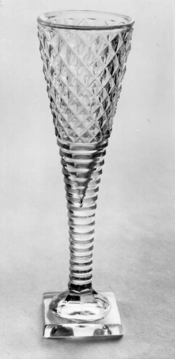 Glass, champagneglass, Viken, Hurdal, Akershus.
Fra dr. Eivind S. Engelstads storgårdsundersøkelser 1954.