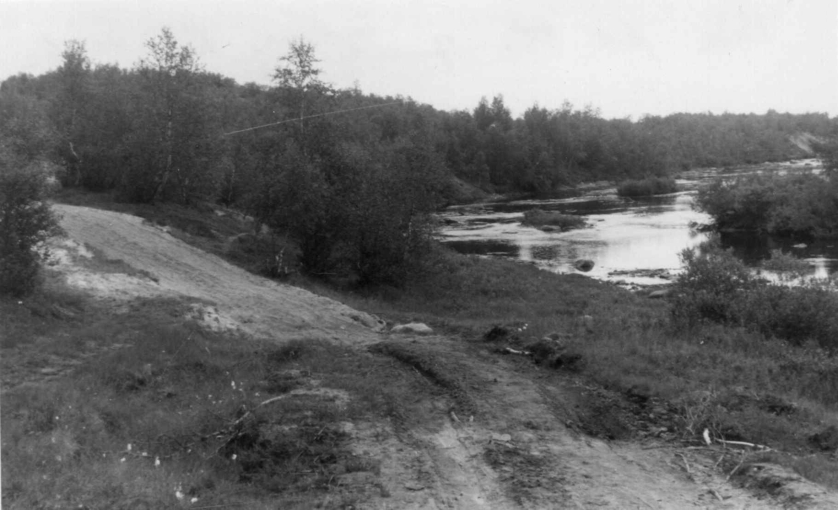 Veien ved elven fra Kautokeino til Siebe. 1953.  