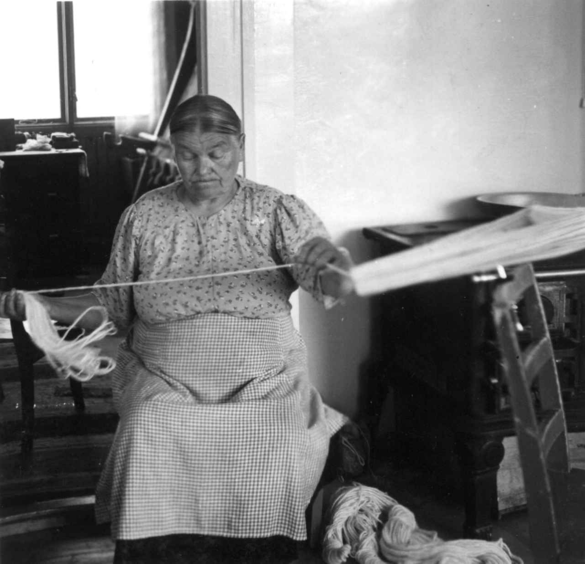 Greneveving (18). Anne Hansen lager innslagsdukke til greneveving. Manndalen 1955.