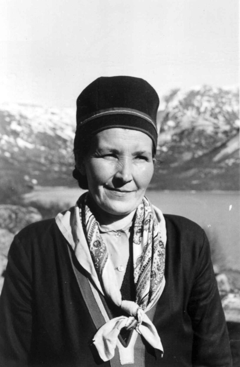 Portrett av Inga Eriksen, f. Nicolaysen, 1959.  