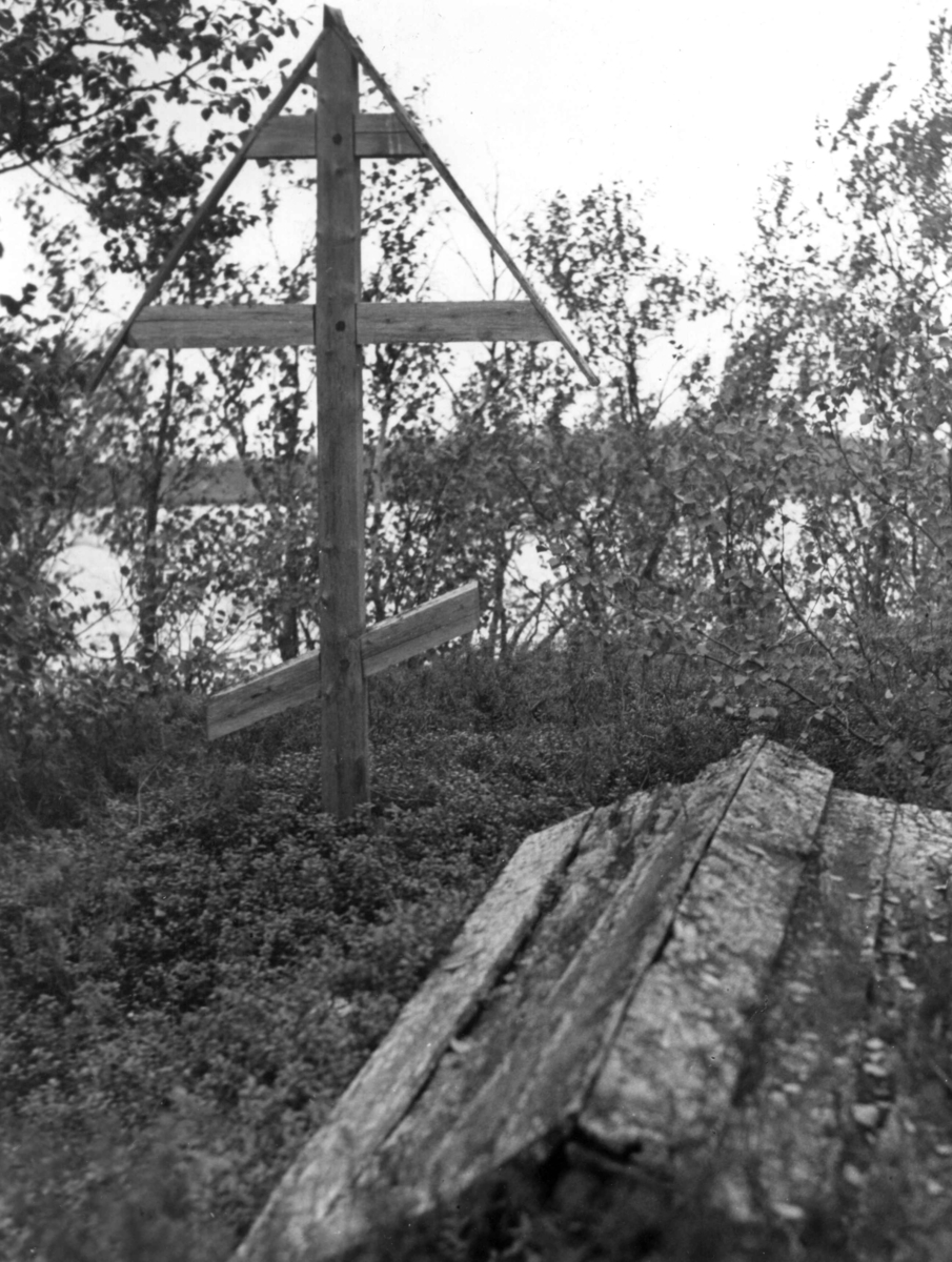 Skoltesamisk gravsted med kors av russisk type, kisten står over jorden. Gravholmen antagelig 1940.
