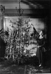 Juletre. Interiør stue. 1931. Kvinne pynter juletre.