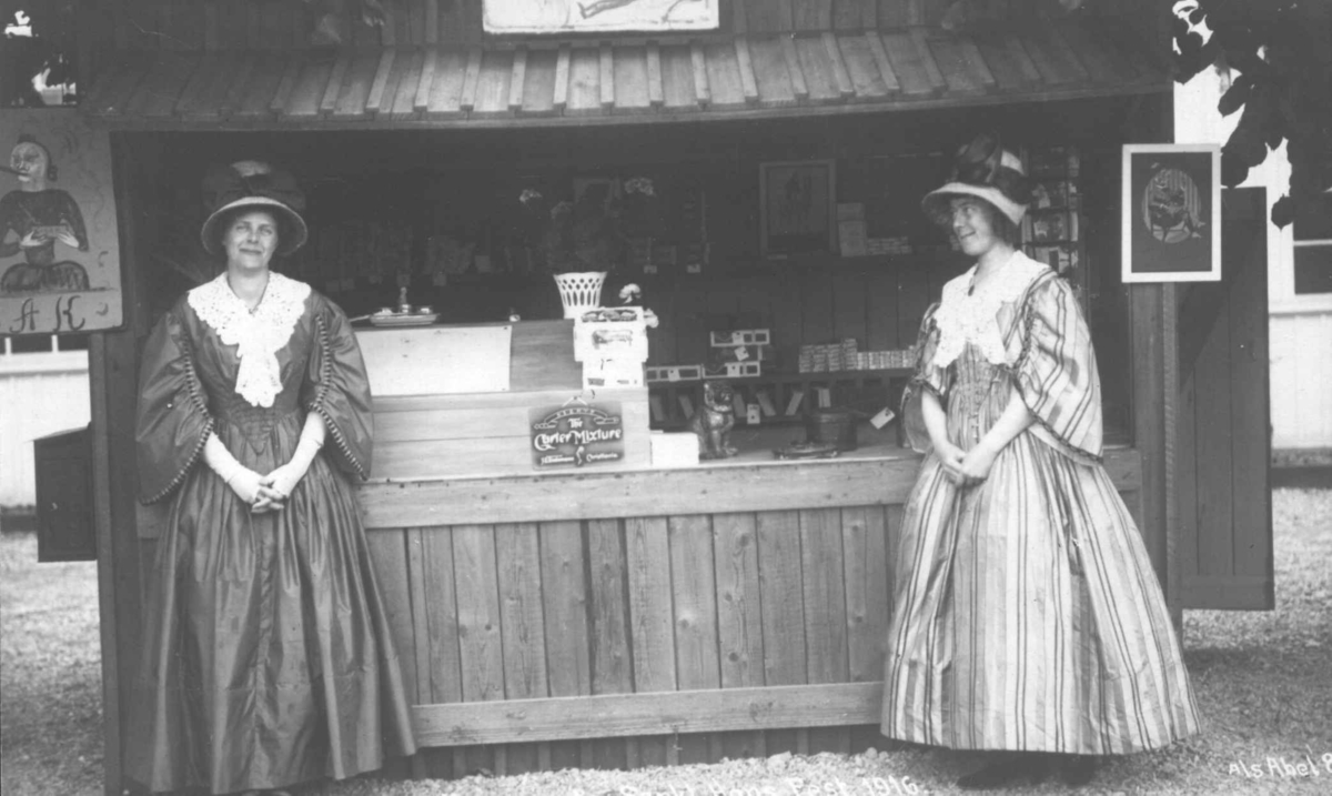 St. Hans fest på Norsk Folkemuseum i 1916. Kvinner med hatter foran salgsbod.