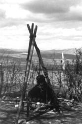 Brikkeveving. Mann vever på båndvev. Analdia, Tyrkia.