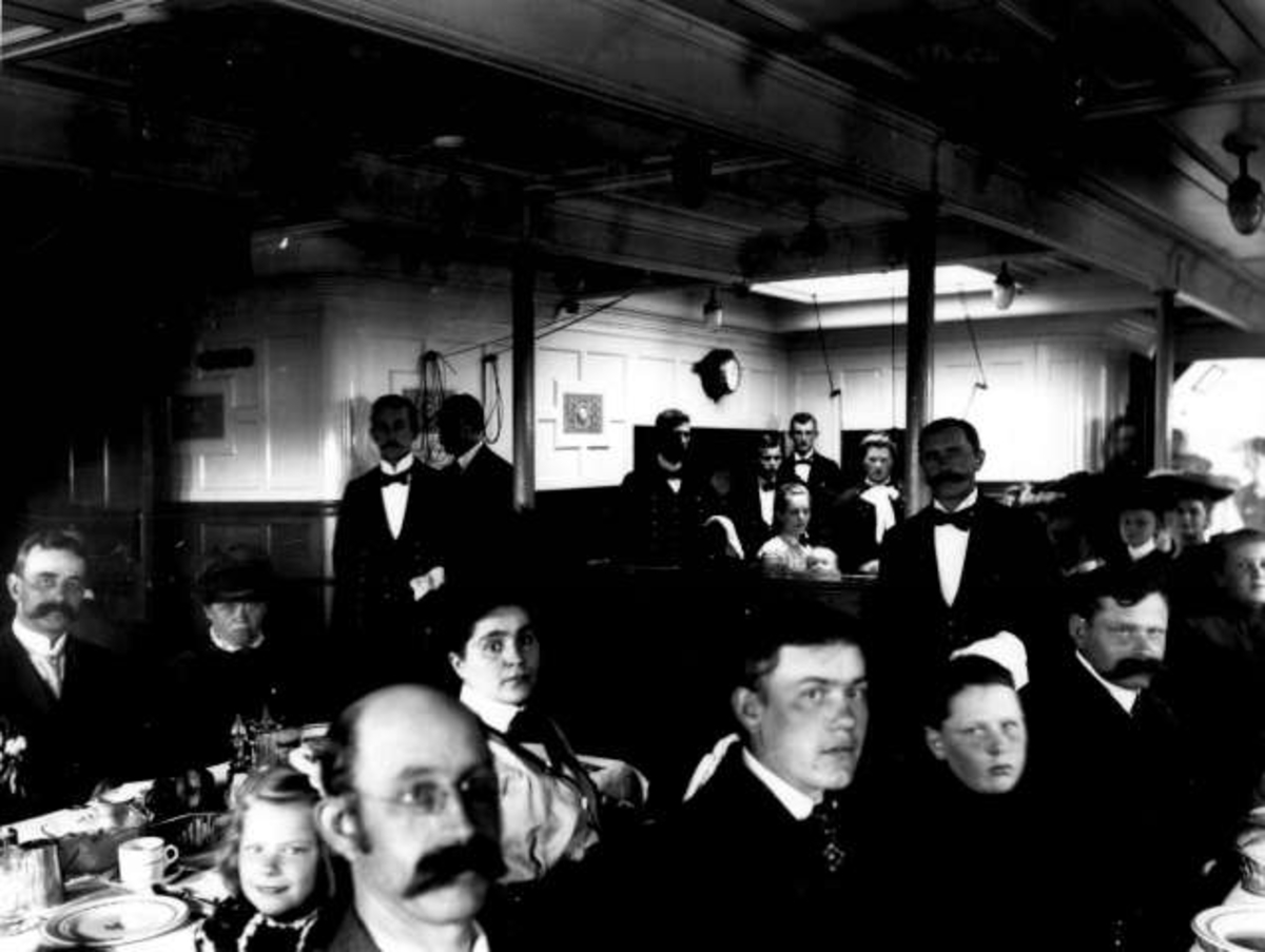 Utvandrere sitter i matsalen ombord i skipet S.S. Hellig Olav i 1904.