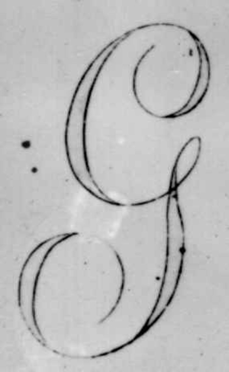 Skandinavisk monogram fra Wedgwood-arkivets våpenbøker med våpen og monogrammer brukt på personlige serviser. Bokstaven G står for navnet Garrigues - Wedgwoods agent i Gøteborg. Han bestilte et servise til seg selv 18. oktober 1815. Hver servisdel ble  merket med en brun "G".