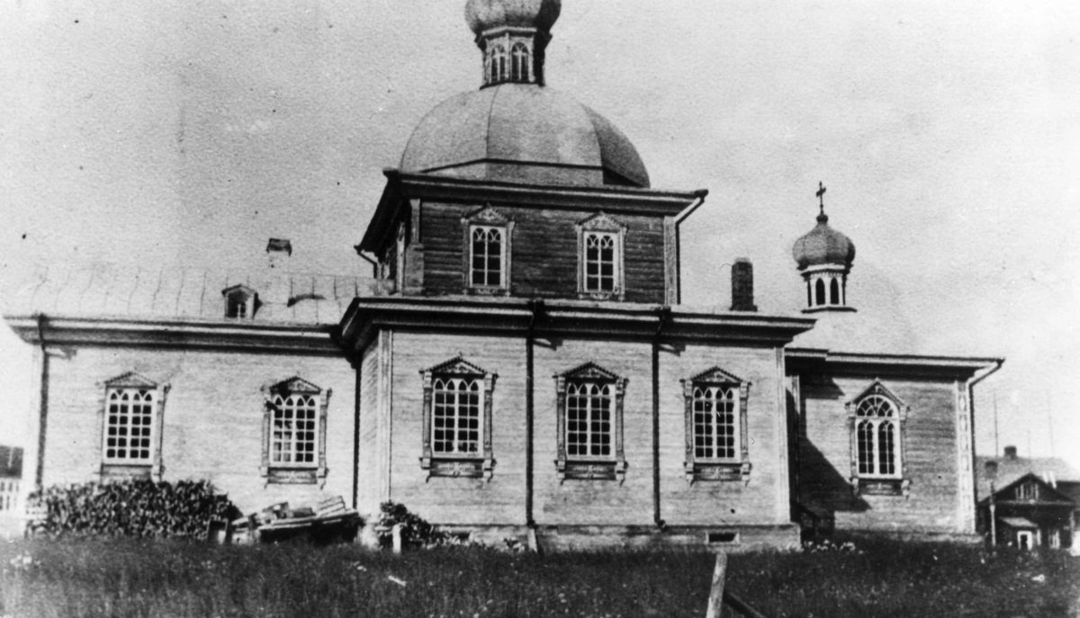Russland. Kristi fødsels kirke i Nedre kloster, Petsjenga (Petsamo). Bygget 1908-11. Ombygget og brukt til andre formål etter andre verdenskrig. Gjenåpnet som russisk-ortodoks klosterkirke i 1997, brant ned i 2007.