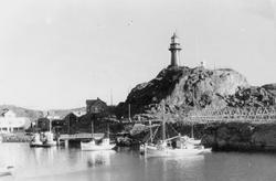 Fiskebåter nedenfor Ona fyr.