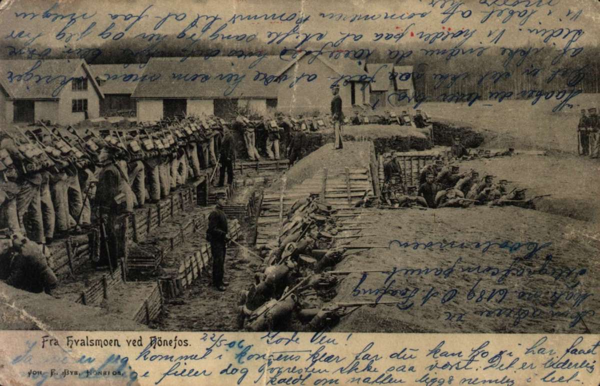 Postkort. Fotografisk motiv. Militærsamling. Hvalsmoen ved Hønefoss. Stemplet 23.05.1906.