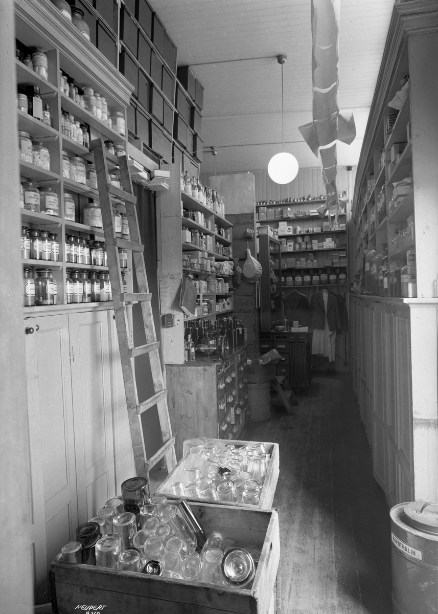 Rådhusapoteket, Oslo. 1935-1937. Materialkammeret. Hyller med flasker og krukker.