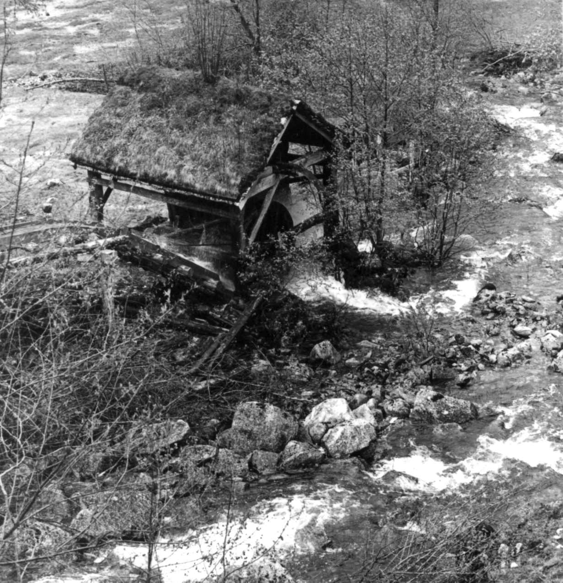 Stamping av vadmel. Vadmelsstampe. Kvæstad, Suldal, Rogaland 1970.