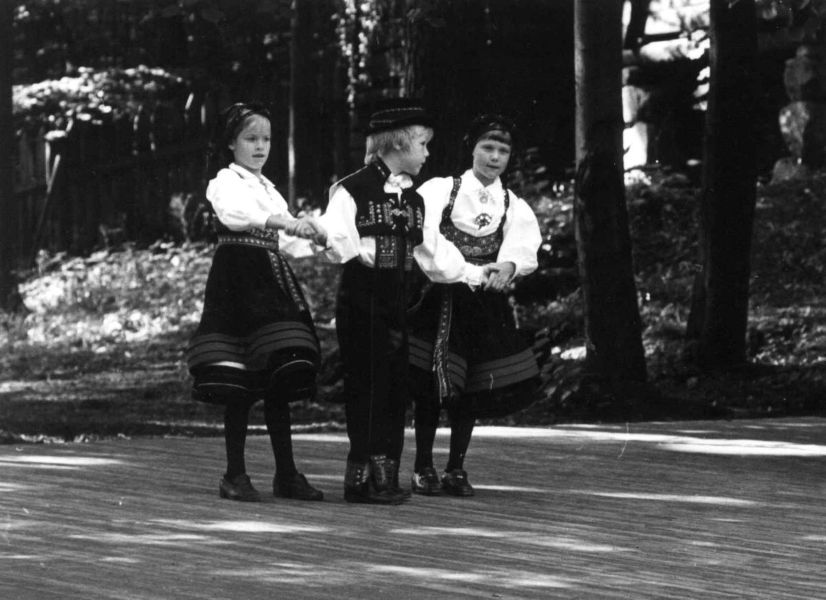 Norsk folkemuseums barneleikaring. Prinsesse Märtha Louise deltar.
9. sept. 1979.