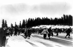 Tryvann skøytebane, Oslo. 1934. Skøyteløpere i sving på isen