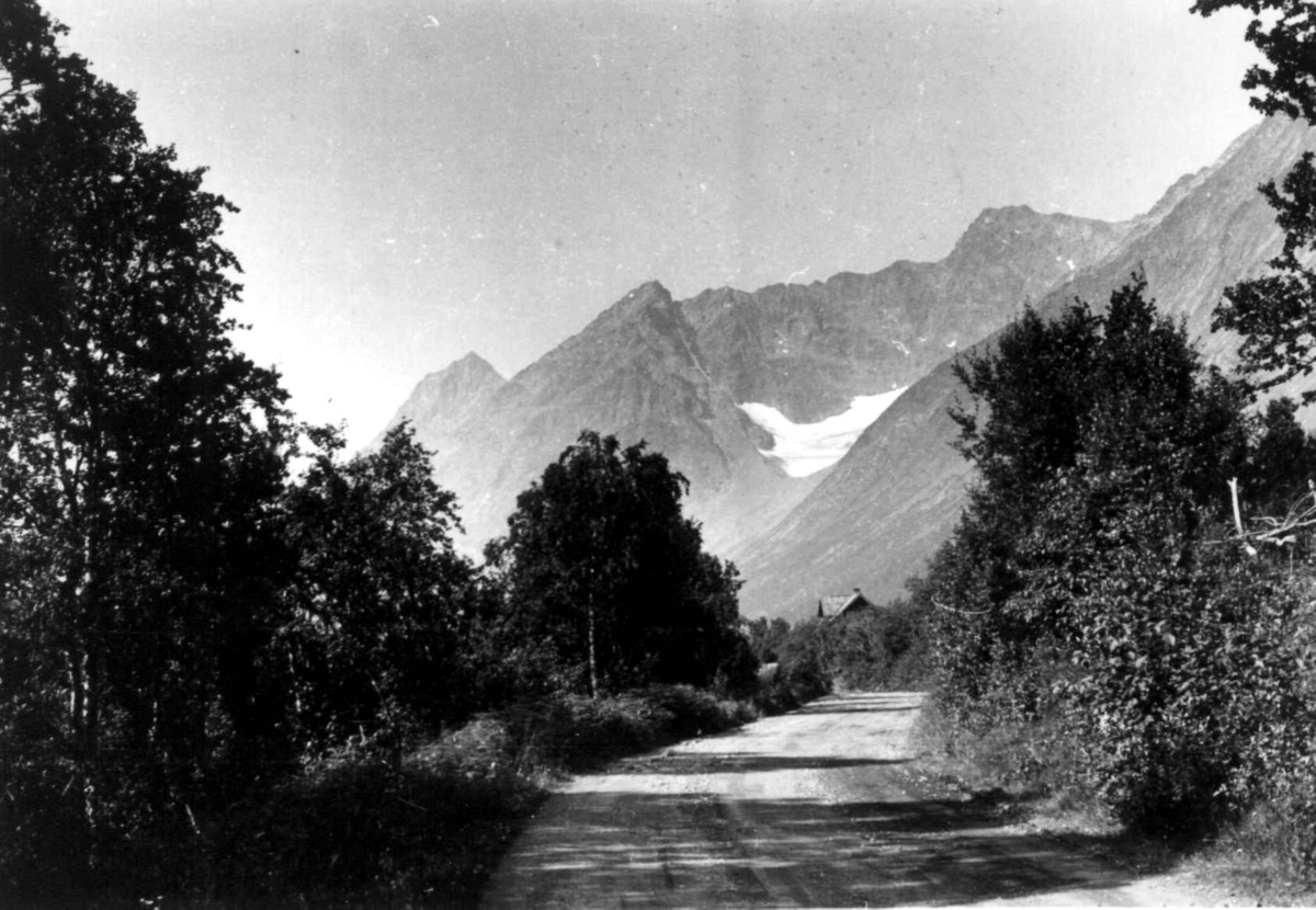 Landskap med vei og fjell i Lyngen, Troms 1947.