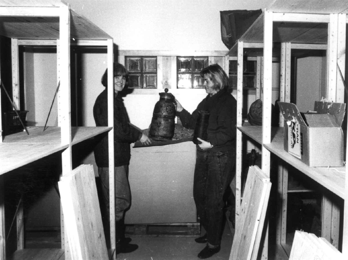 Gjenstander fra Nordiska Museet pakkes ut i Vognremissen på Norsk Folkemuseum, mars 1988. Janike Ugestad og Inger Lise Christie.