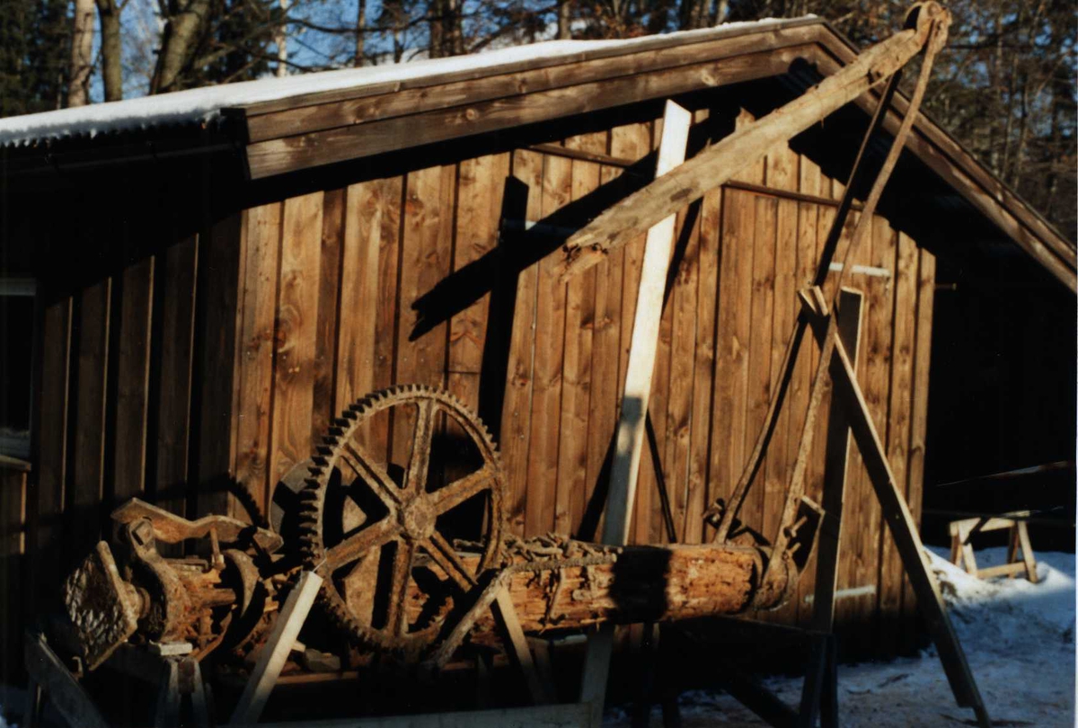 Fra restaureringen av en steinheisekran som ble funnet under Gudbrandsdalsfjøset. Norsk Folkemuseum, Bygdøy, Oslo februar 1991.