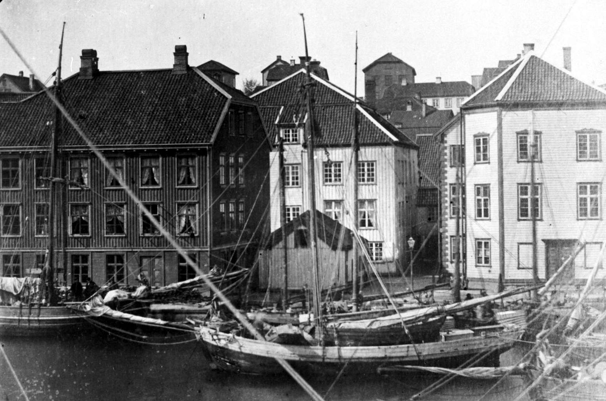 Arendal sentrum. Pollen med Tyholmen. Husene fra v. er Reiersens Hus fra ca.1860, Løvolds Hus litt bak, Andresens Hus.I forgrunnen flere fortøyde seilskuter.