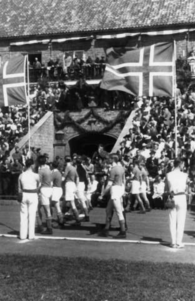 Fra Oslo under fredsdagene i 1945. Idrettens Dag på Bislett Stadion 3.juni. Idrettsmenn marsjerer på den oppmerkede banen.