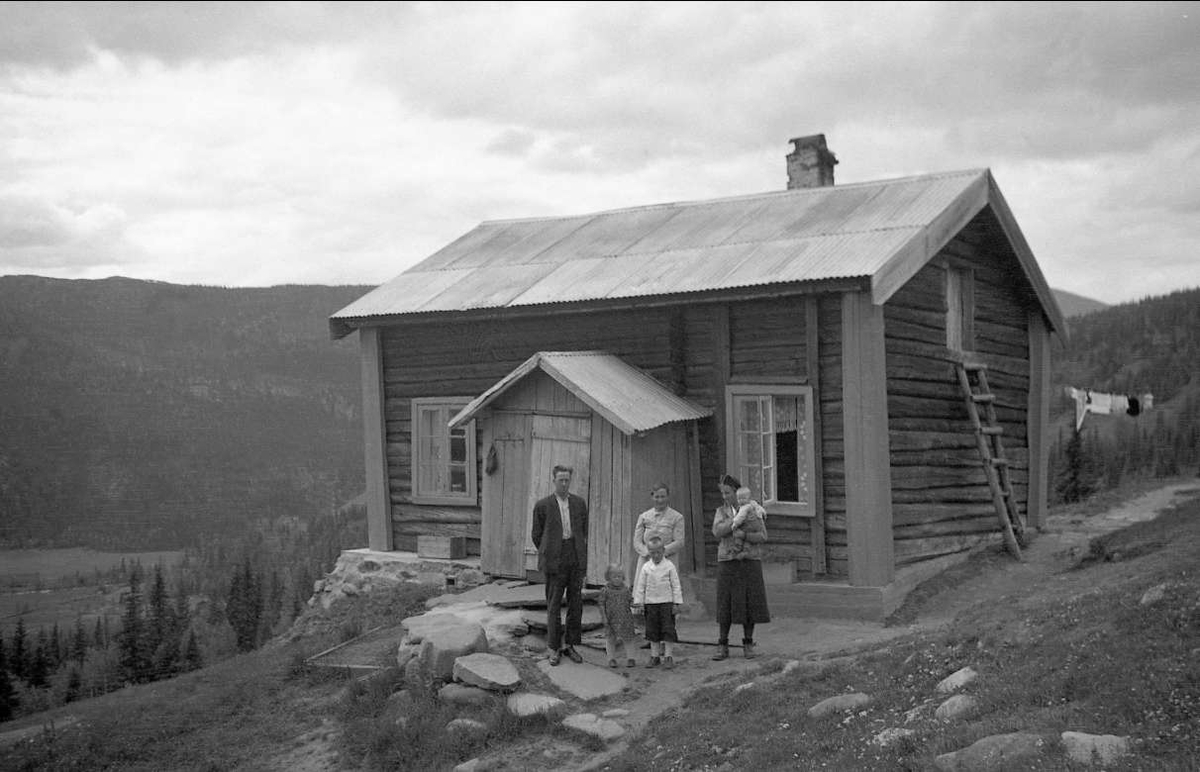 Ligardshaugen, gårdsbruk i Eggedal 1939.  Familien Ålien foran bolighuset. Familien Arentz kjøpte eiendommen av
Hans Ålien.