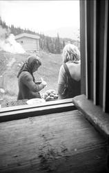 Siri Arentzi 1942 sitter på trappa på Ligardshaug og skrelle