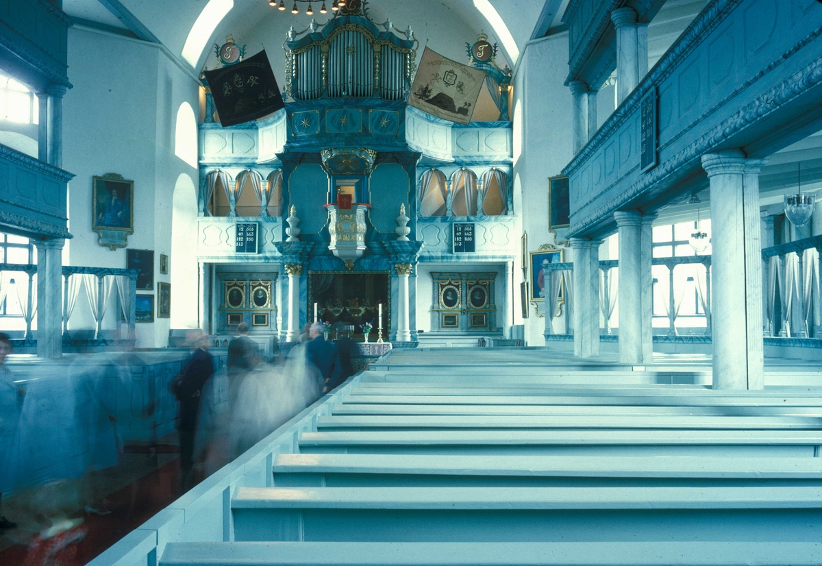 Interiør i Røros kirke. Oversiktsbilde  sideskipene.